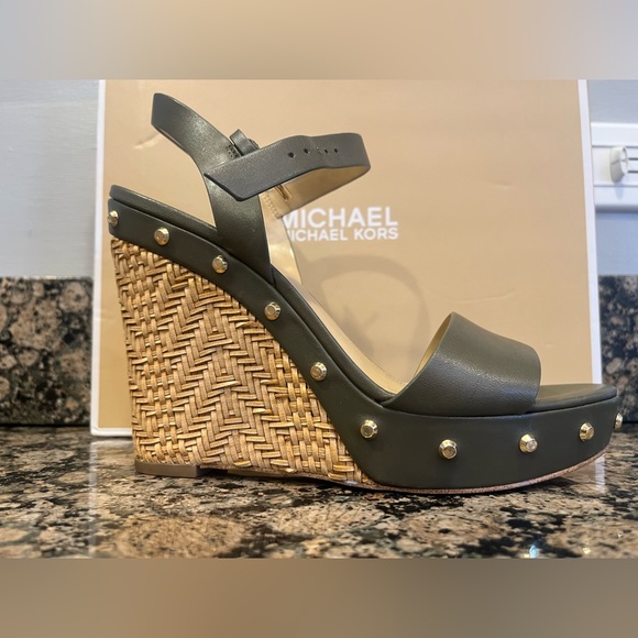 MK Ellen wedge in olive - Picture 3 of 4